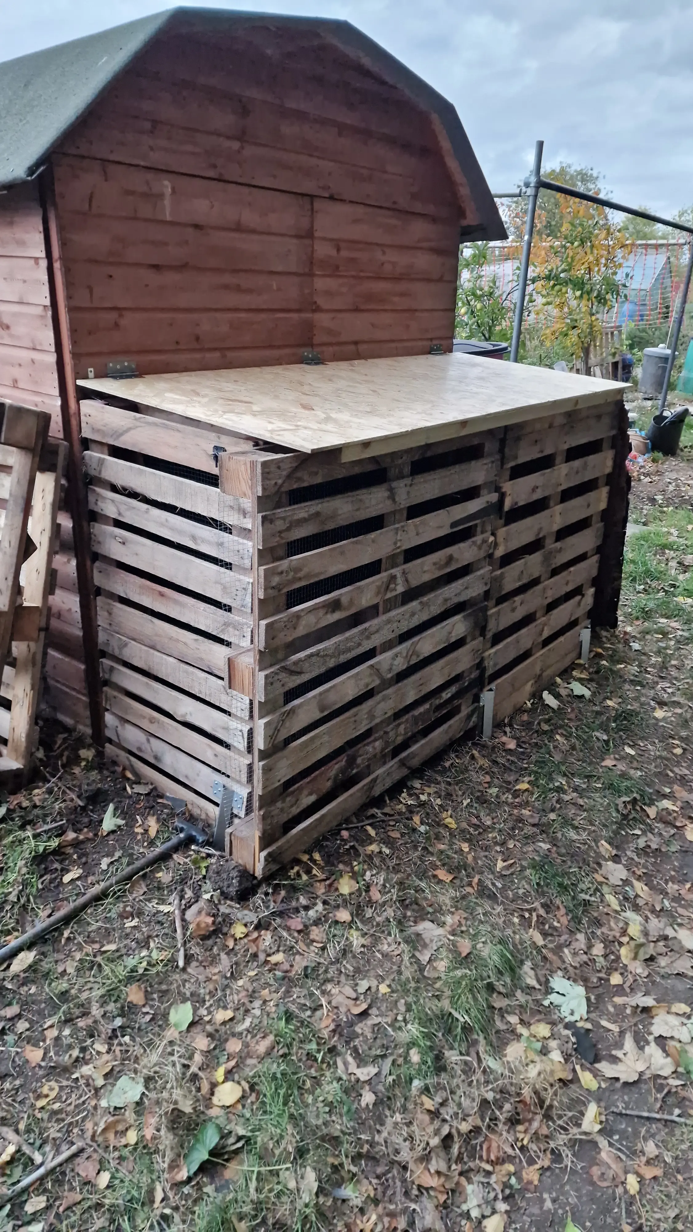 Side angle of the completed compost bin